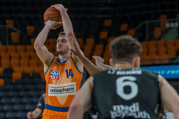 们期待着新 们期待着新